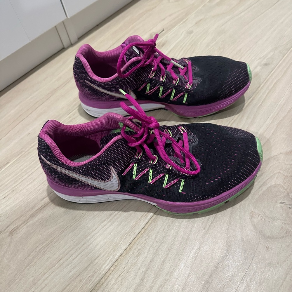 Nike Women's Black and Pink Athletic Shoes